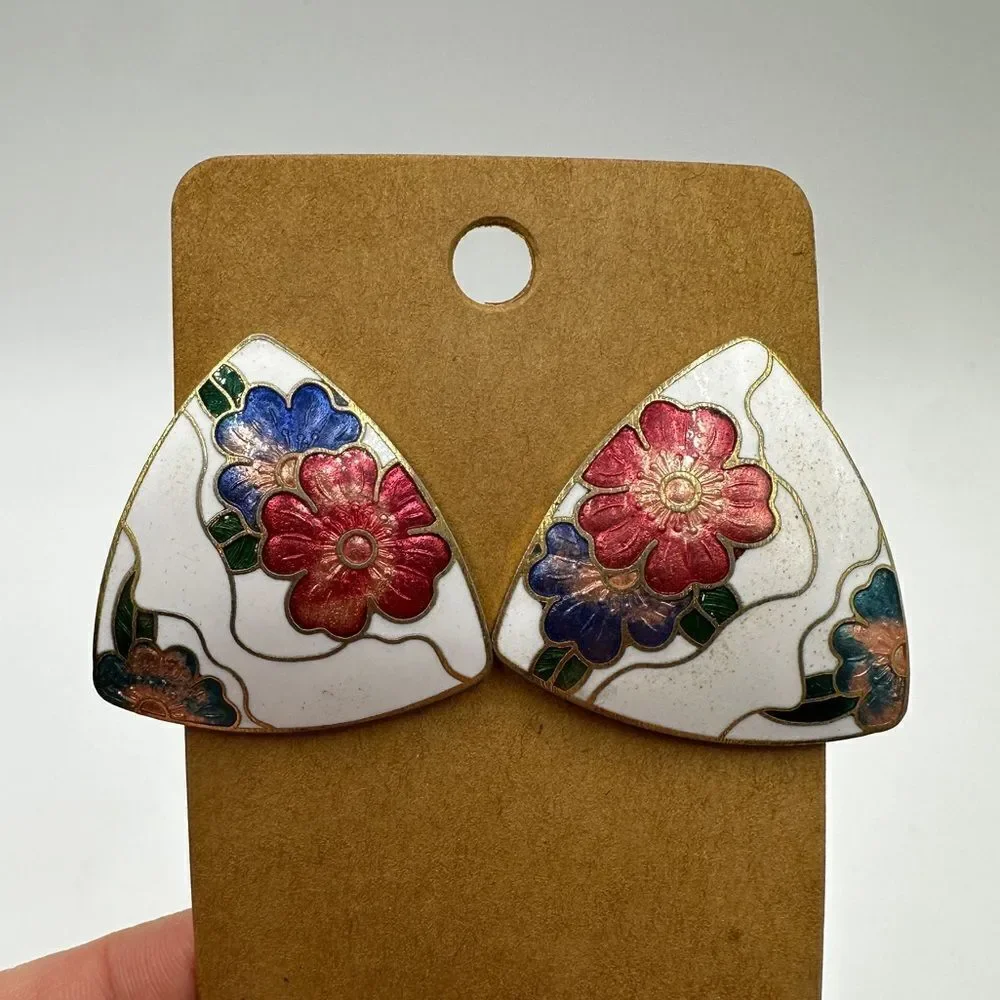 Stunning vintage trillion shaped Cloisonne white enamel with flowers‎ earrings!